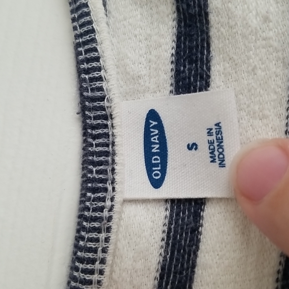 Old Navy Women's Stripe Top - Picture 4 of 8